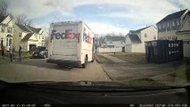 Un livreur FedEx s'arrête pour marquer un panier de basket