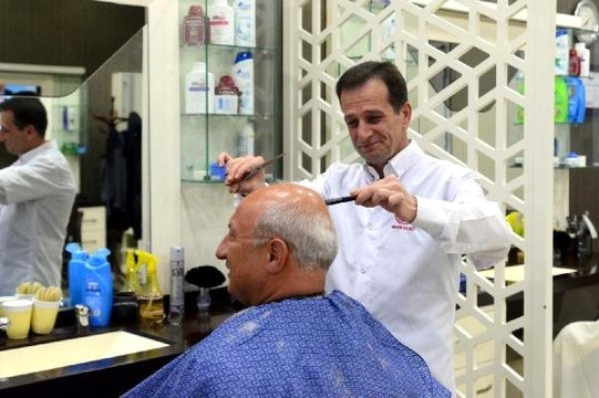 TBMM'de 24 Yıldır Siyasetçileri Tıraş Eden Berber: Bahçeli'yi Tıraş Ederken Çok Heyecanlandım