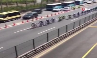 Bisiklet turunu izlerken kaza yaptı