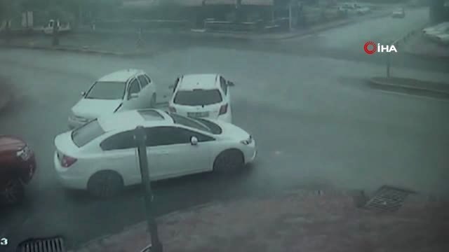 Antalya'da 3 Aracın Karıştığı Zincirleme Kaza Güvenlik Kamerasında