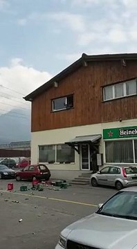 Cette femme jetait des bières depuis la fenêtre d'un bar en criant Wakanda Forever