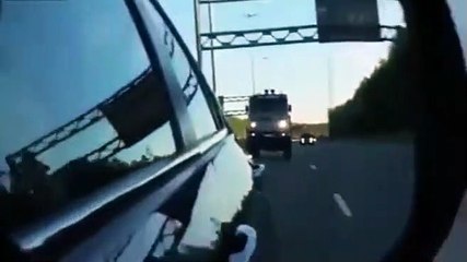 Un camion veut le dépasser alors qu’il roule déjà à 160 km/h !