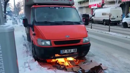 La technique la plus curieuse pour démarrer son camion sous la neige ?!?