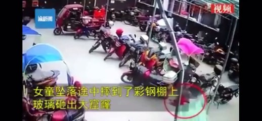 Une fillette tombe du 26e étage et s’en sort miraculeusement