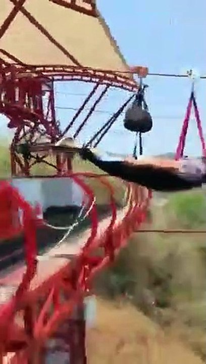 Vous allez souhaiter être à la place de cet homme dans cette tyrolienne