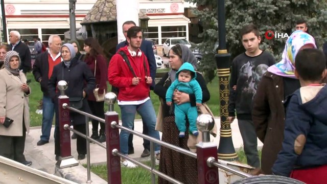 Direksiyon hakimiyetini kaybetti, otobüs durağına çarparak takla attı