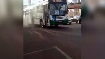 Mulher flagra fumaça saindo de ônibus de transporte público