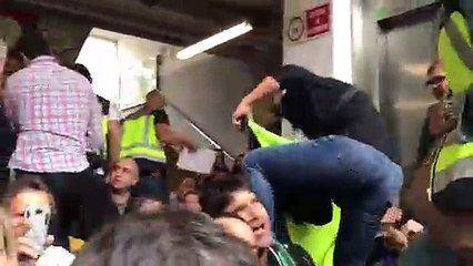 La policia espanyola trepitja els concentrats a Torreforta l'1-O