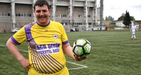 Görenleri Hayrete Düşüren 140 Kiloluk Futbolcu