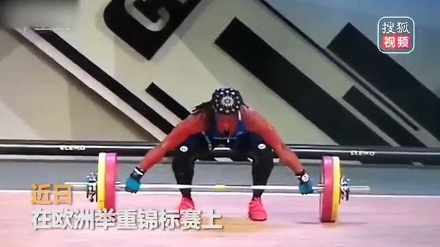 Une haltérophile se pète le bras pendant une compétition