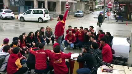O anlar kamerada... Tezahürat yapan Galatasaraylı taraftarlara otomobil böyle çarptı