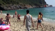 Alanya’da deniz keyfi... Güneşli havayı fırsat bilenler plajlarda soluğu aldı