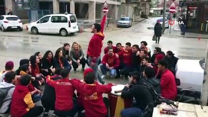 Tezahürat yapan Galatasaraylı taraftarlara otomobil çarptı, o anlar kamerada