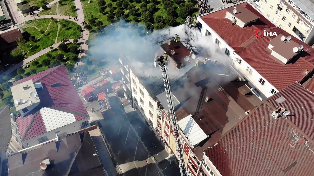 Esenyurt'ta korkutan çatı yangını havadan görüntülendi
