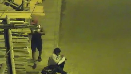 Faute de moyens, ce petit garçon qui fait ses devoirs dans un endroit surprenant, a ému le monde entier