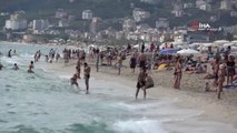 Alanya'da Deniz Keyfi... Güneşli Havayı Fırsat Bilenler Plajlarda Soluğu Aldı
