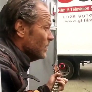 Les acteurs de Game of Thrones chantent sur le tournage de la série !