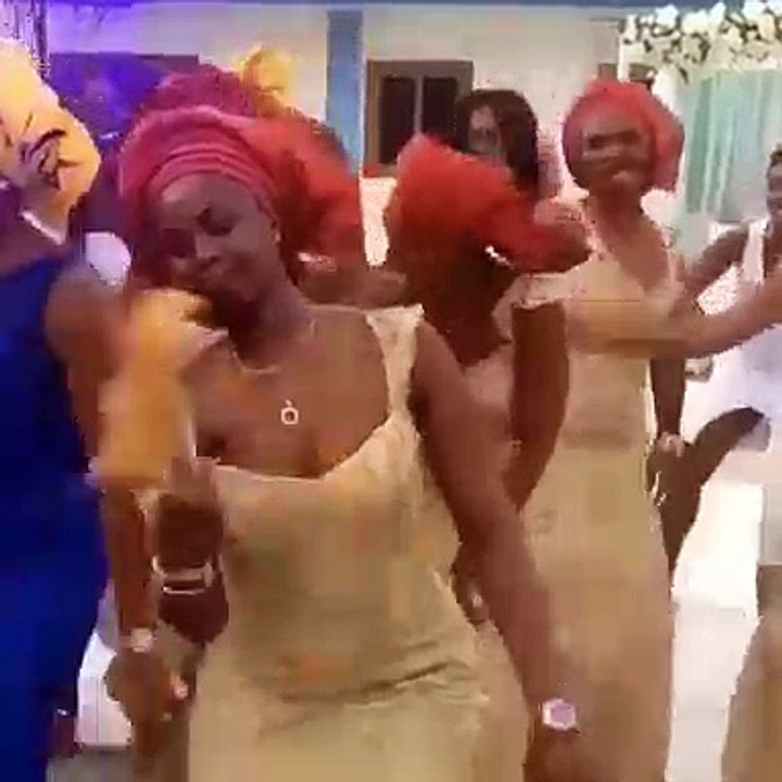 Quand les demoiselles d'honneurs mettent le feu au mariage. Hallucinant !