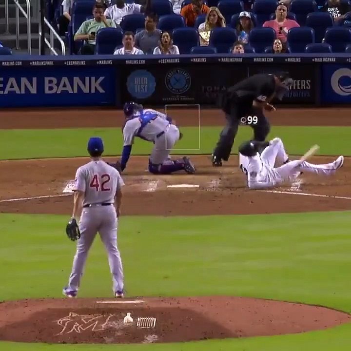 Baseball - Un lancer met deux hommes à terre