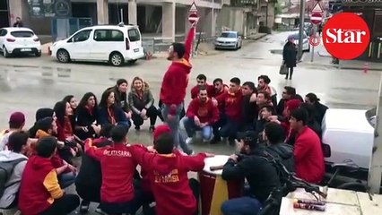 Saniyeler sonrası korkunç!; Araçla Galatasaraylı taraftarın arasına daldı