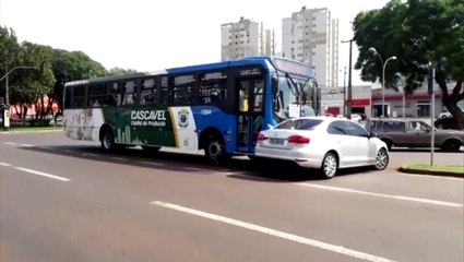 Ônibus atinge Jetta na Avenida Brasil