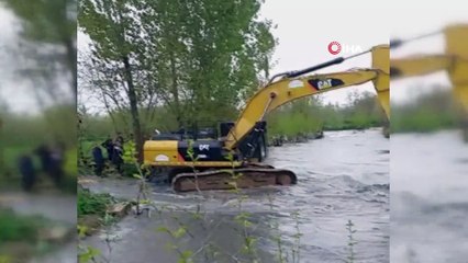 Selde mahsur kalan traktör kepçeyle kurtarıldı