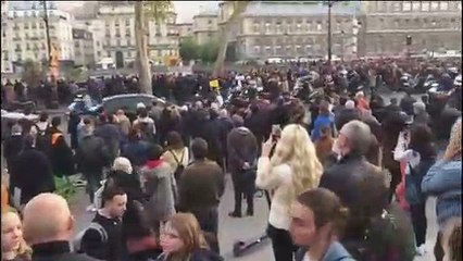 Un centenar de bomberos, vigilante durante toda la mañana por si se reavivaba algún foco del incendio de Notre Dame