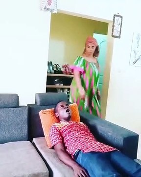 Les ivoiriens quand leurs femmes leur demandent de l'argent. A mourir de rire !