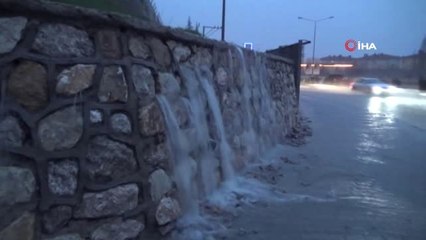 Elazığ'da Sağanak Yağış Caddeleri Göle Çevirdi