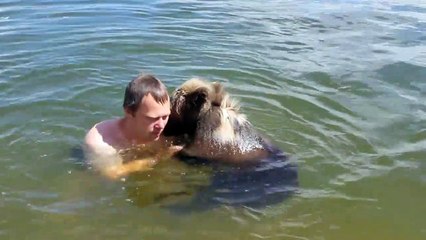Cet homme russe prend son bain avec son ours de compagnie