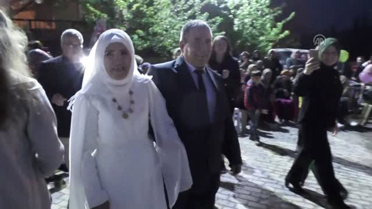 50 Yıl Sonra Yeniden Gelinlik ve Damatlık Giydiler