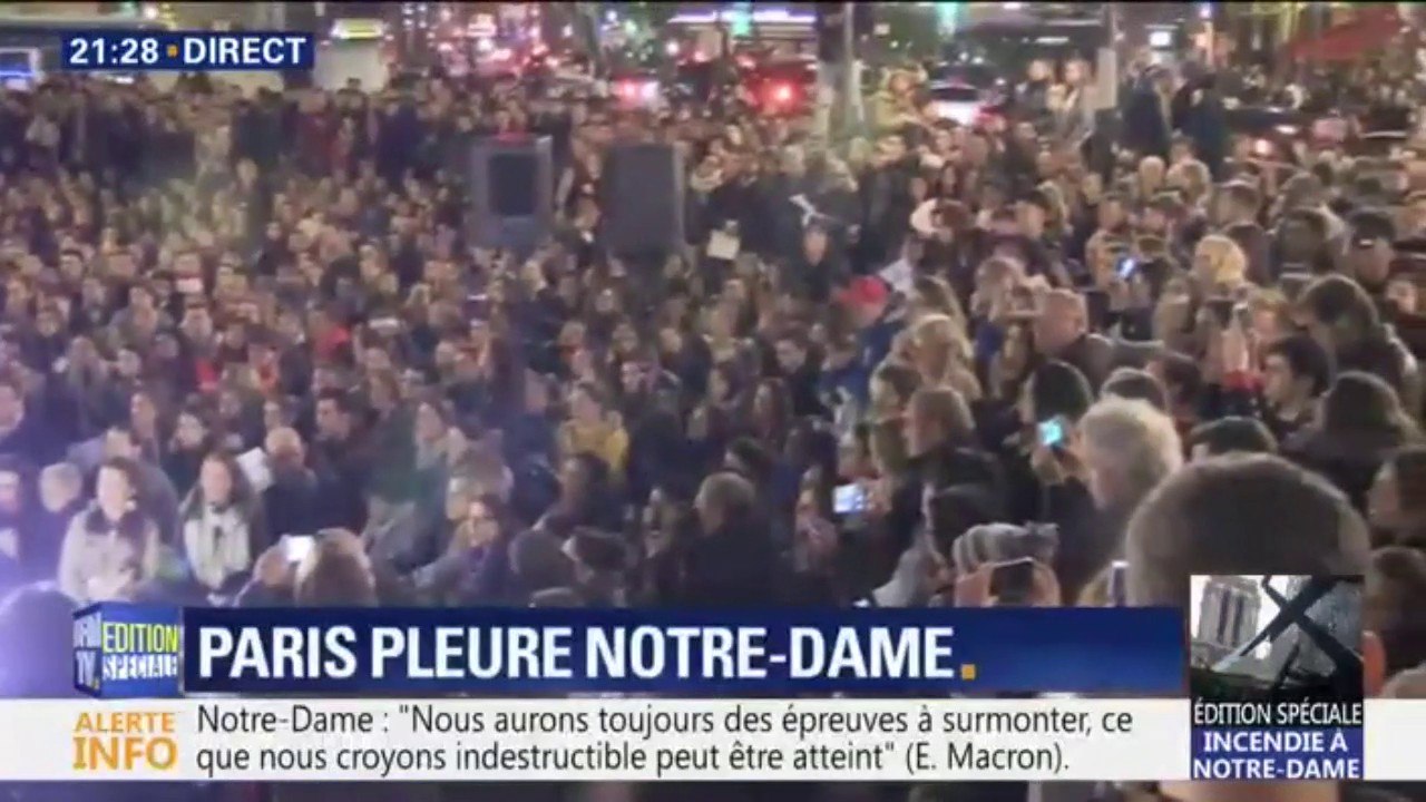 Notre-Dame de Paris: de nombreux Parisiens et touristes se recueillent place Saint-Michel