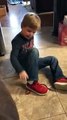 Cet enfant nous montre une astuce incroyable pour faire ses lacets