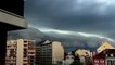 Des nuages de fin du monde recouvrent la ville de Pau en france
