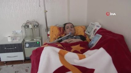 3 Makineye Bağlı Olmasına Rağmen, Tek Parmakla 3'üncü Kitabını Çıkardı