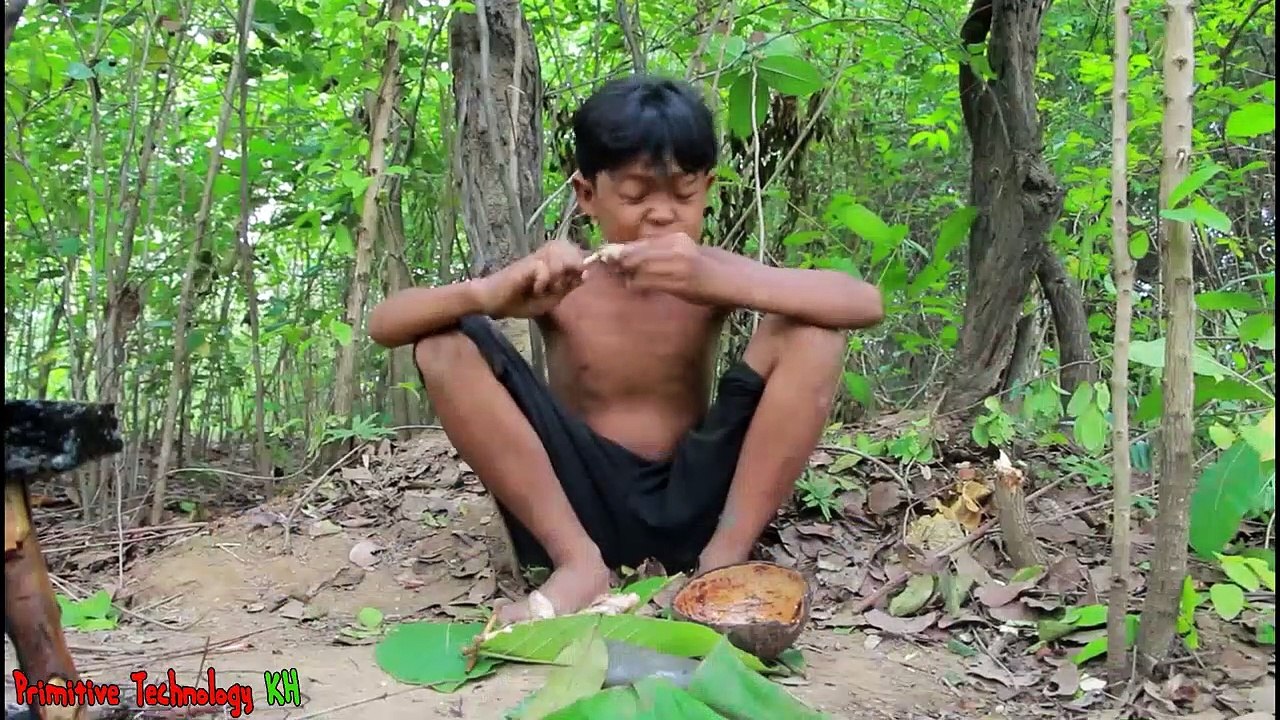 La Technologie Primitive - Manger du poulet délicieux Cuisson sur un rocher