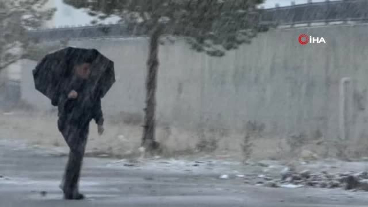 Kars'a Nisan Sürprizi... Lapa Lapa Kar Yağan Kar Sonrası Şehir Beyaza Büründü