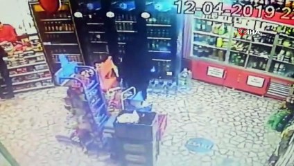 Çaldığı içki şişesini montuna saklayan hırsız kameraya yakalandı