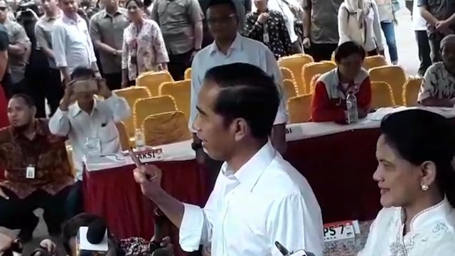 Nyoblos di TPS 08, Jokowi dan Istri Acungkan Jari Kelingking ke Awak Media