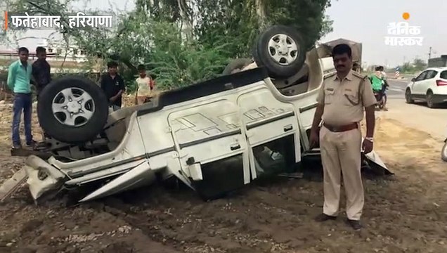 सड़क किनारे डंपर में जा घुसी बोलेरो