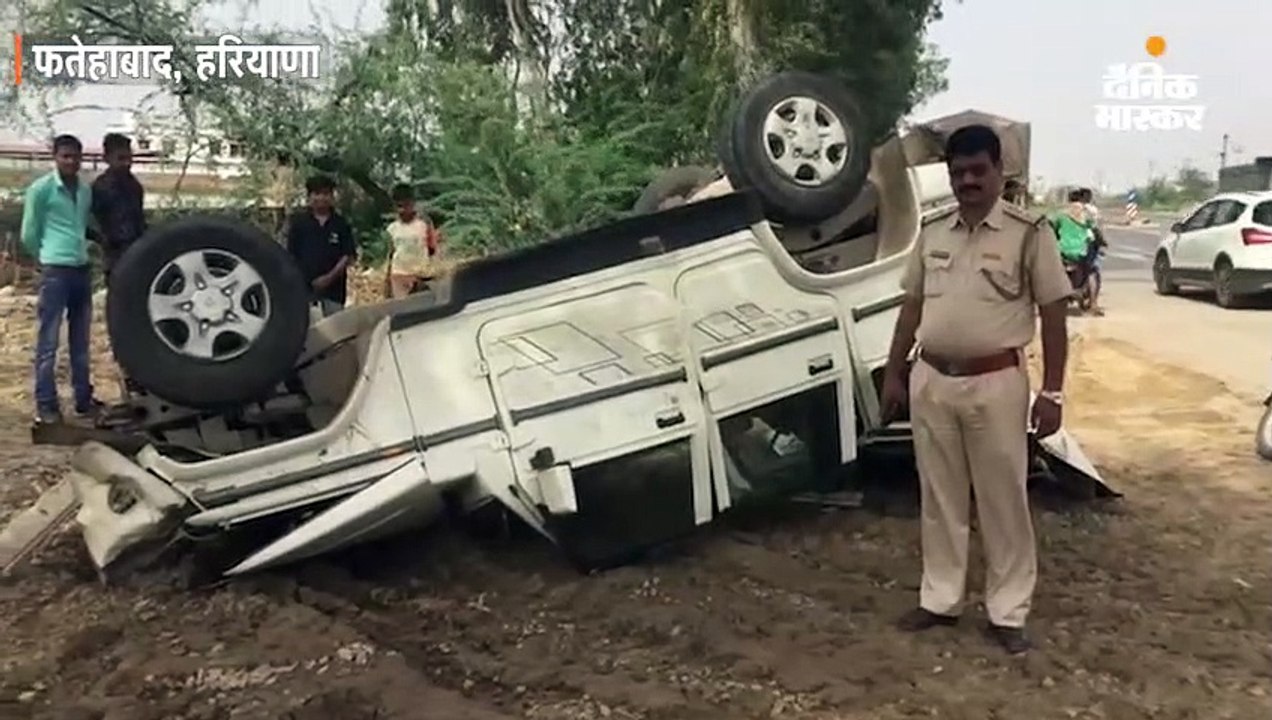 सड़क किनारे डंपर में जा घुसी बोलेरो