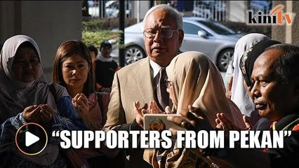 Najib greeted by supporters from Pekan as he arrives at court