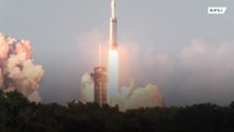SpaceX de Elon Musk lança primeiro foguete triplo em órbita