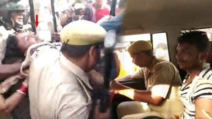 VIDEO: अयोध्या के ड्राई एरिया में खुलेआम शराब पी रहा था युवक, काबू करने में पुलिस के छूटे पसीने