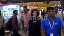 Kesari movie actor Akshay Kumar with wife Twinkle Khanna spotted at Mumbai Airport