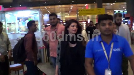 Download Video: Kesari movie actor Akshay Kumar with wife Twinkle Khanna spotted at Mumbai Airport