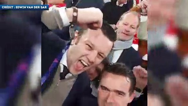 Marc Overmars et Edwin van der Sar fêtent la qualification de l’Ajax avec les supporters