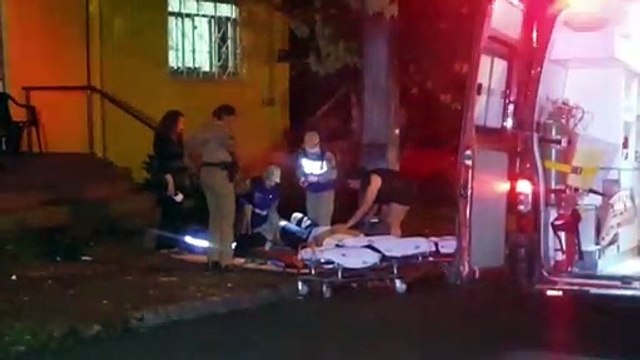 Mulher tenta separar 'briga' e acaba sendo empurrada da escada