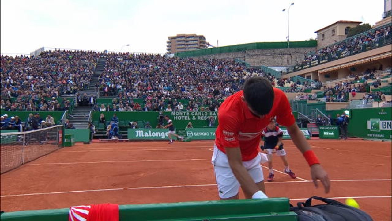 Monte-Carlo - Djokovic fracasse sa raquette face à Kohlschreiber