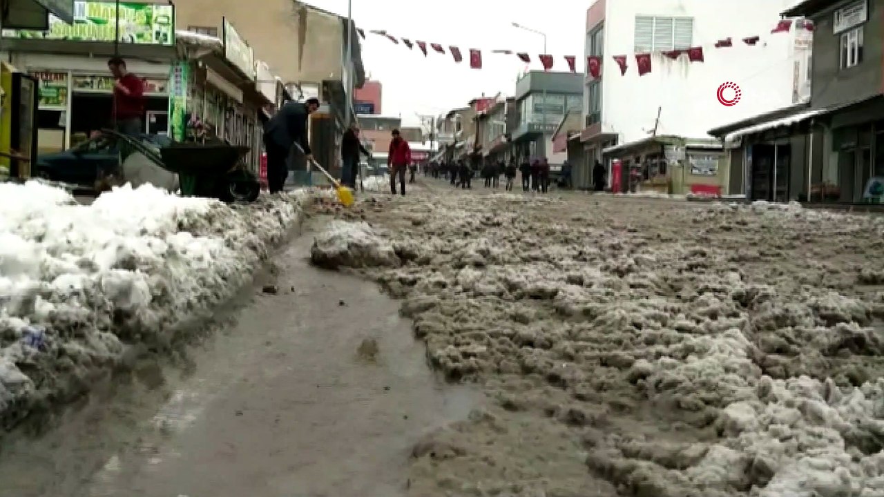 Nisan ayında kar esareti...Gece başlayan kar yağışı, gündüz sele neden oldu